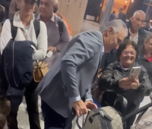 Tite no Flamengo? Torcedor aborda técnico em voo para o Rio: “Dá uma boa notícia para a gente”