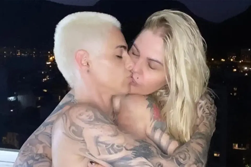 Monique Evans posta foto de topless para comemorar 9 anos com a noiva