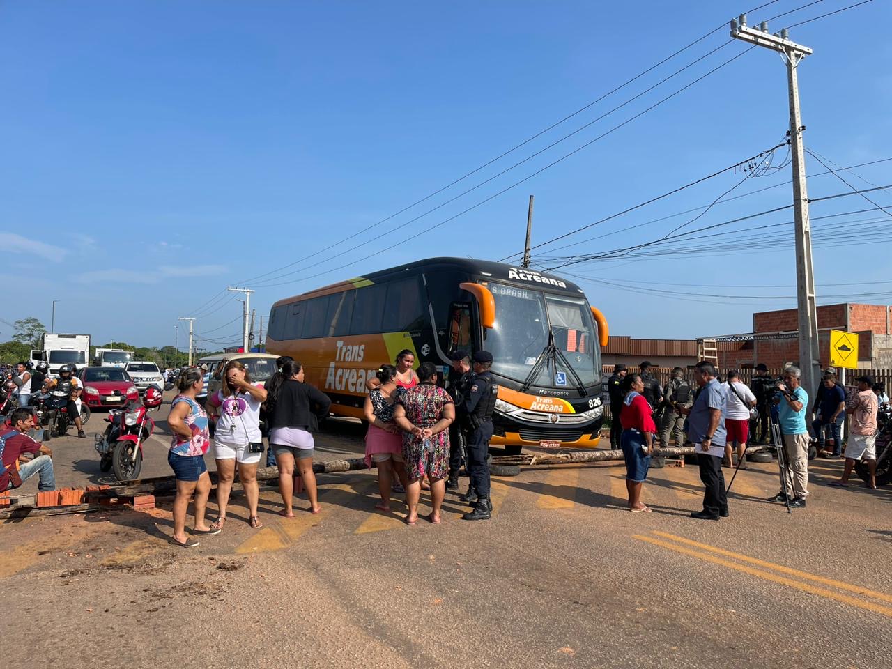 Moradores fazem protesto, fecham rodovia AC-40 e causam engarrafamento na capital