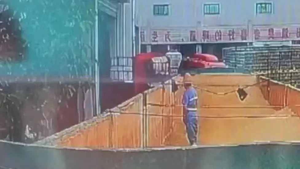 Funcionário de cervejaria é flagrado urinando dentro de tanque; vídeo