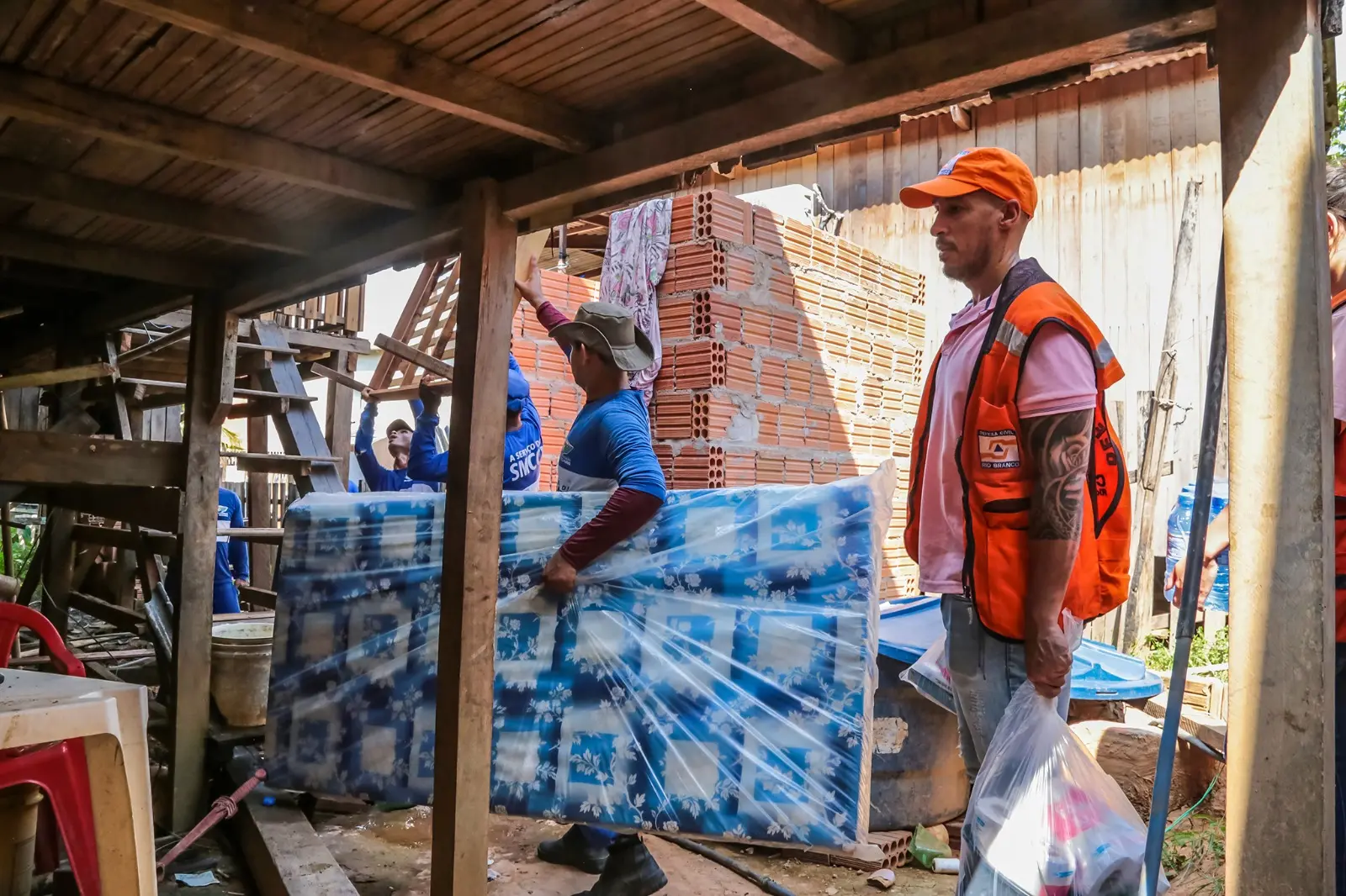 Prefeitura inicia entrega de produtos do Programa Recomeço para as famílias do Rui Lino