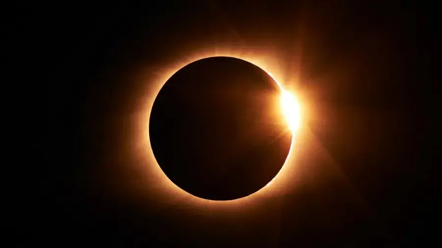 Especialista dá dicas de como ver eclipse solar deste sábado sem causar danos