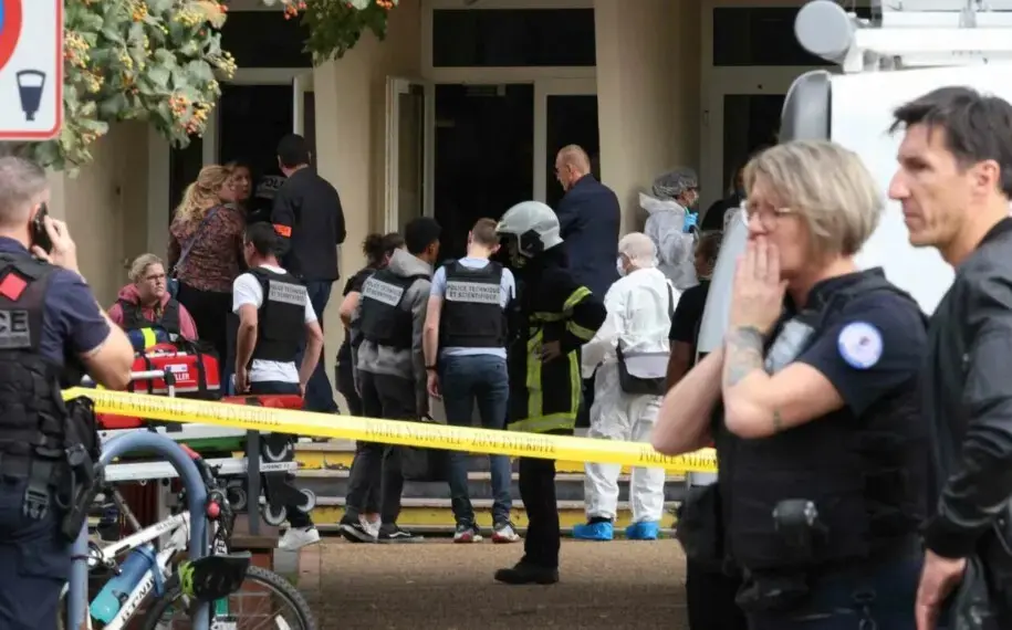Homem invade escola na França e mata professor