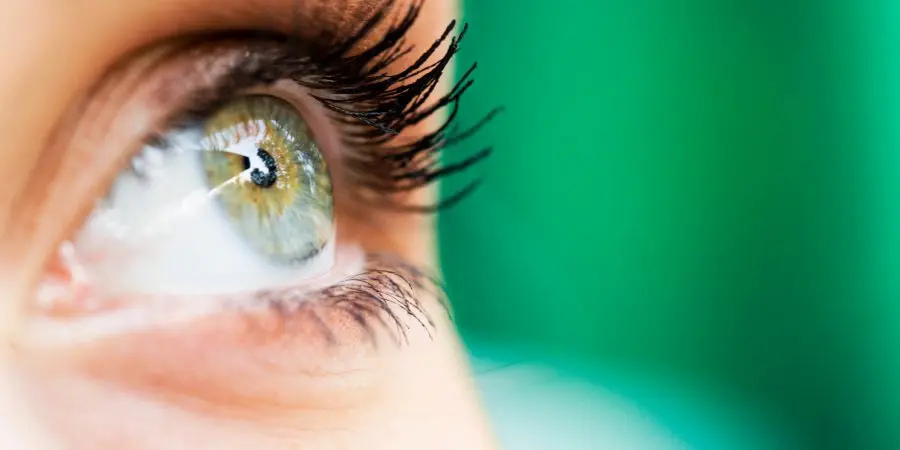 O impacto das lentes de contato e óculos de sol na saúde visual