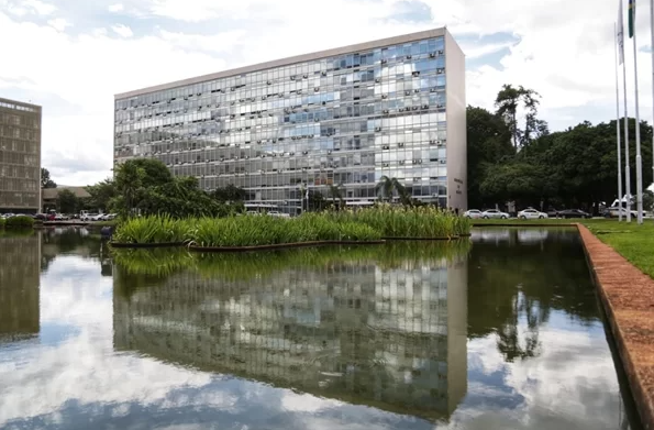 Contrato firmado no Acre na gestão Bolsonaro vira alvo de investigação no Ministério da Saúde