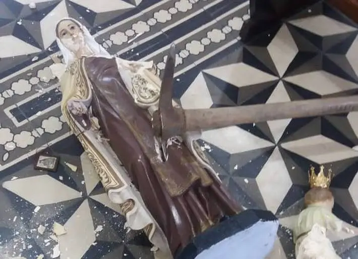 Imagem de Nossa Senhora é atacada com picareta em igreja; veja