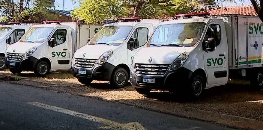 Famílias enterram corpos de bebês trocados após erro em serviço de GO