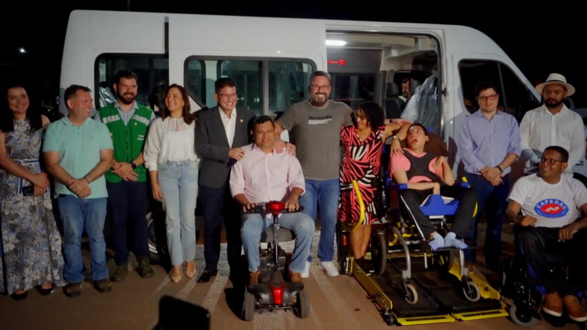 Van comprada com emenda de Alan Rick garante transporte de pacientes com deficiência