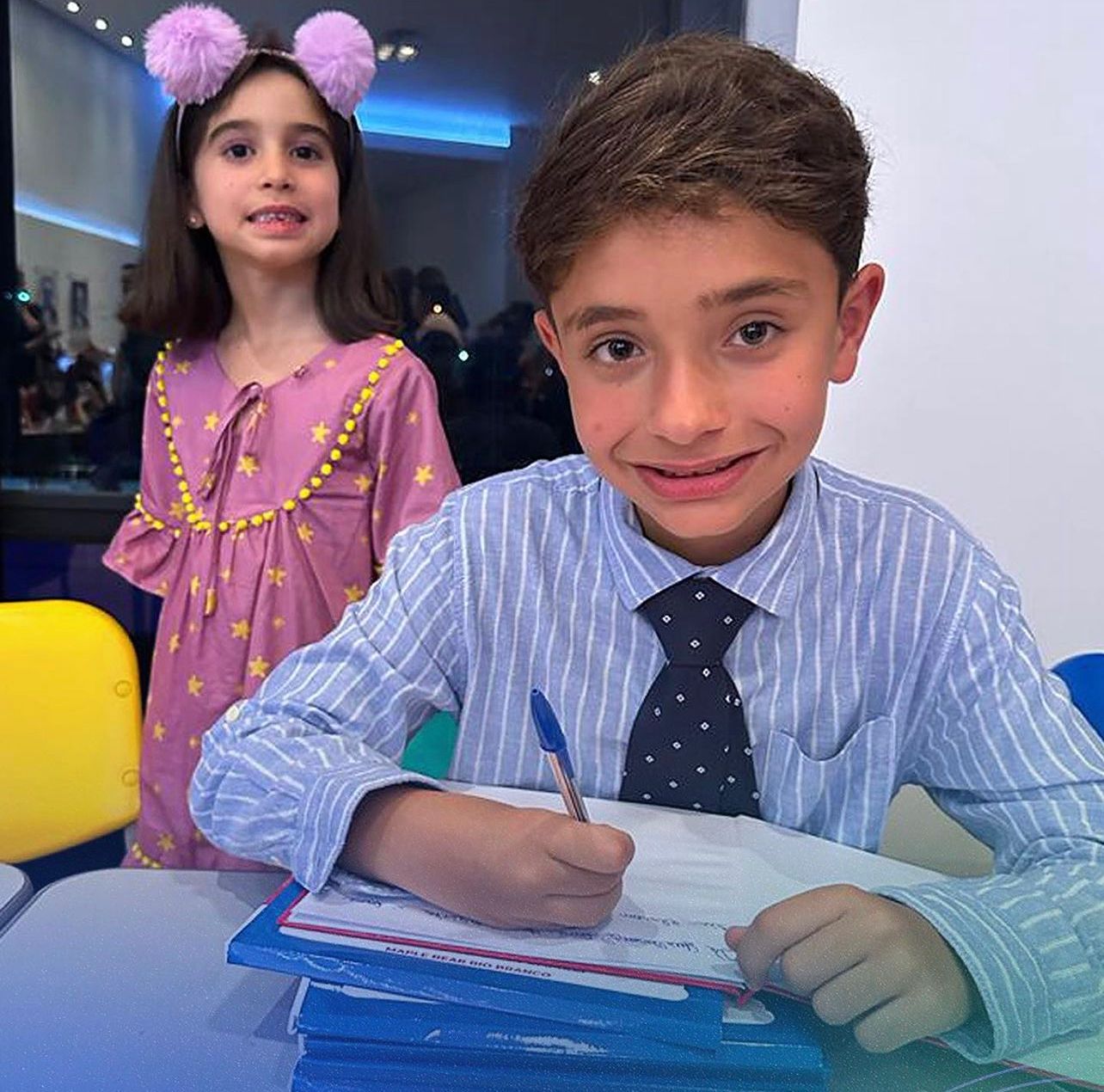 Filho de Gladson lança livro e ganha fila para autógrafos na escola