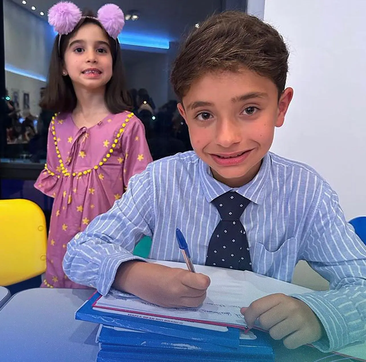 Filho de Gladson lança livro e ganha fila para autógrafos na escola
