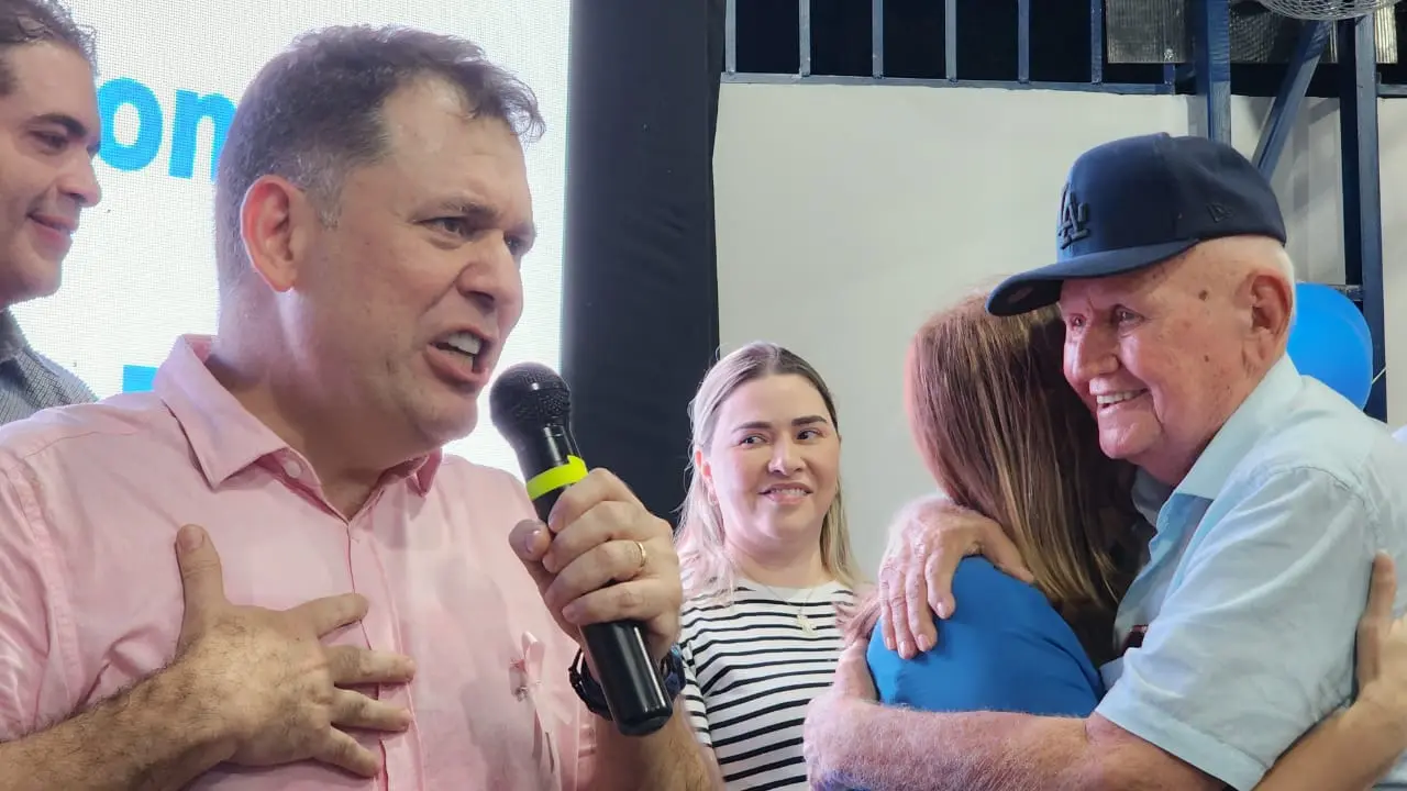 Alysson se emociona ao falar da mãe e público grita em lançamento de candidatura: “Prefeito”
