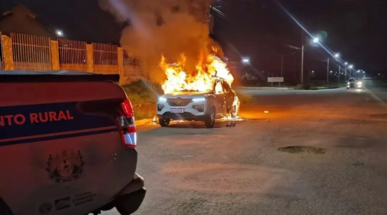 Carro abandonado é incendiado na capital; veja o vídeo