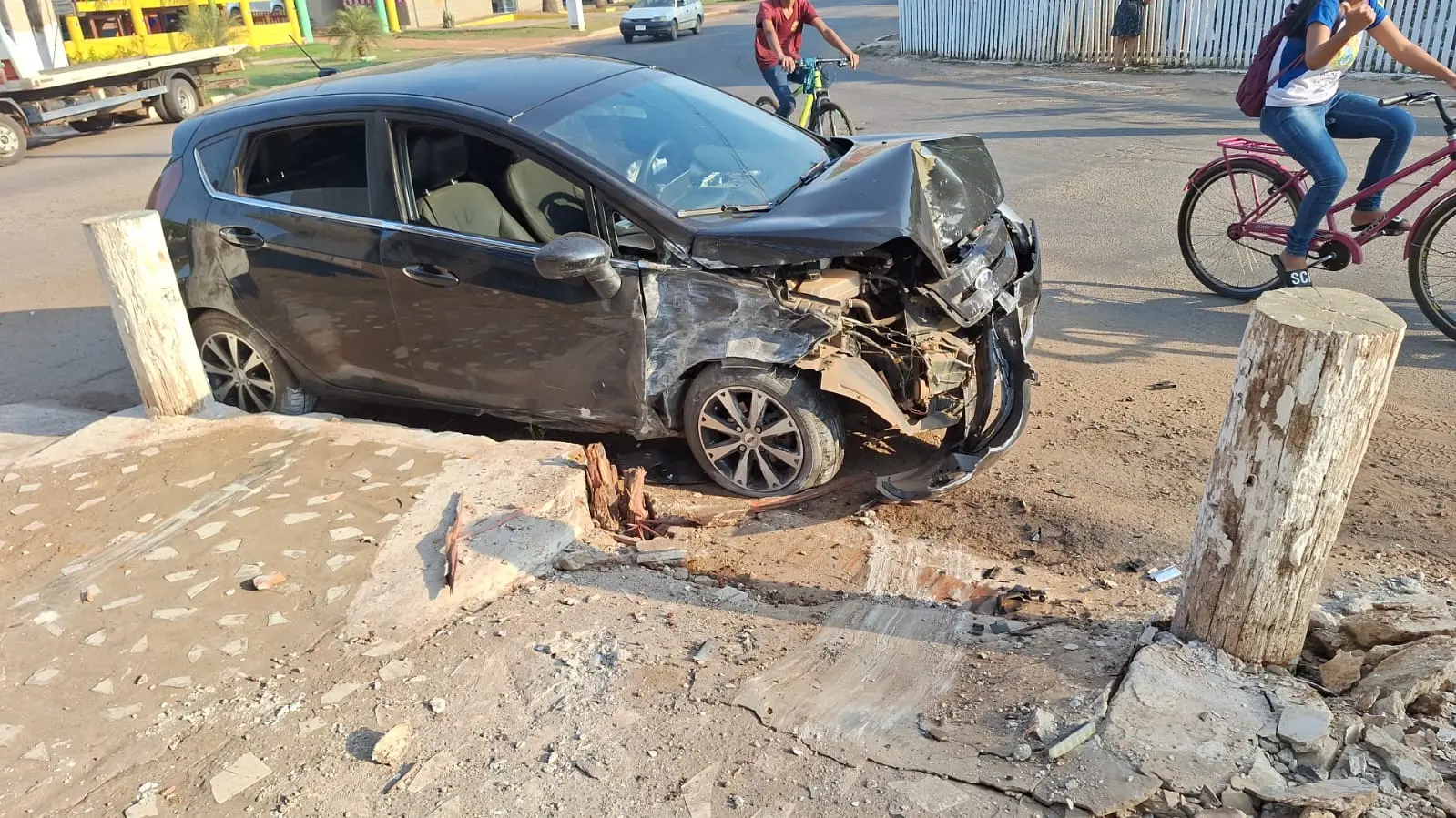 Veículo perde o controle e colide em toco no interior do Acre