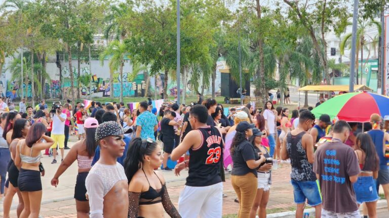 Concentração da Parada LGBTQIA+ reúne centenas de pessoas na capital; veja fotos