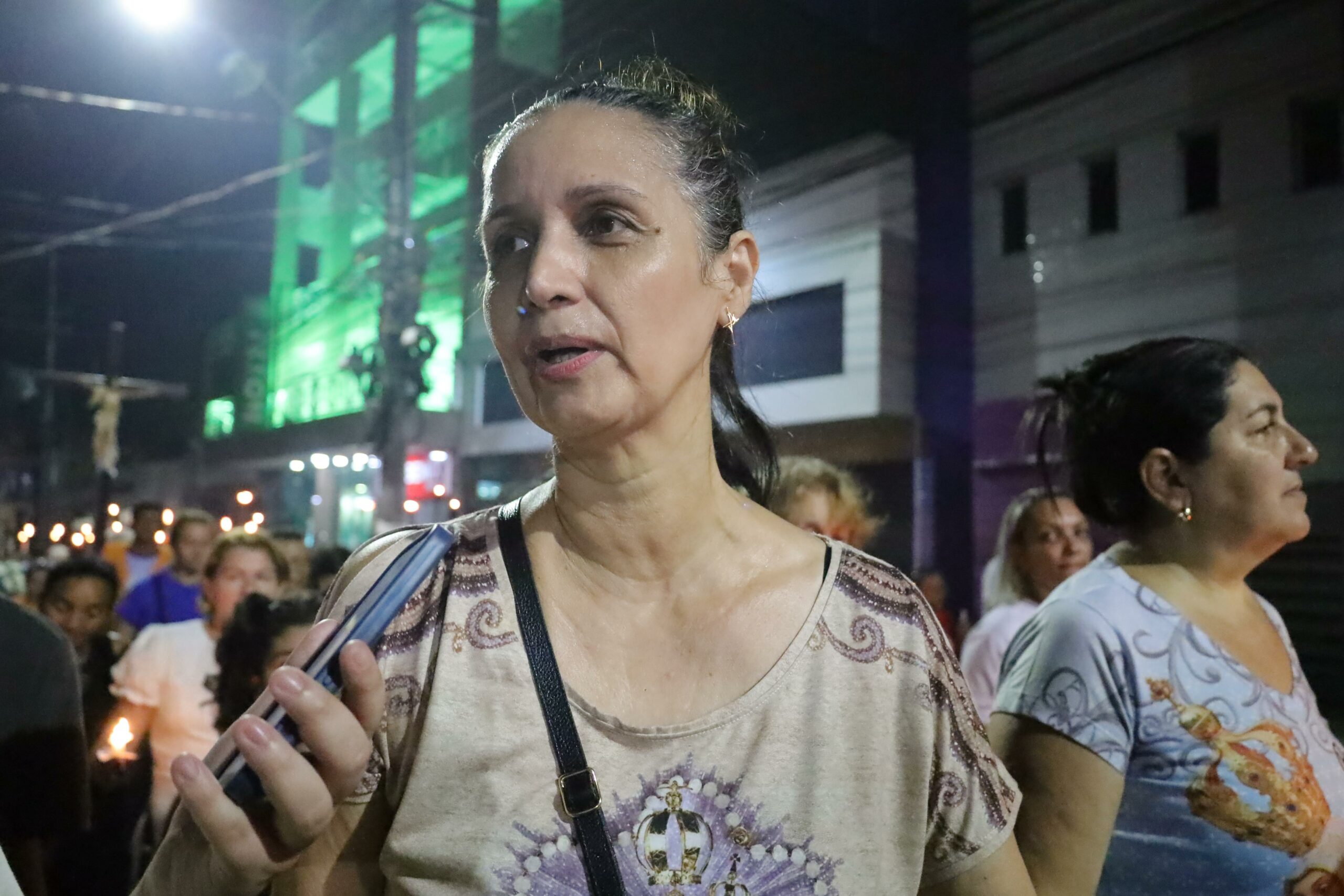 Devota de Nossa Senhora acompanha procissão descalça em busca de cura
