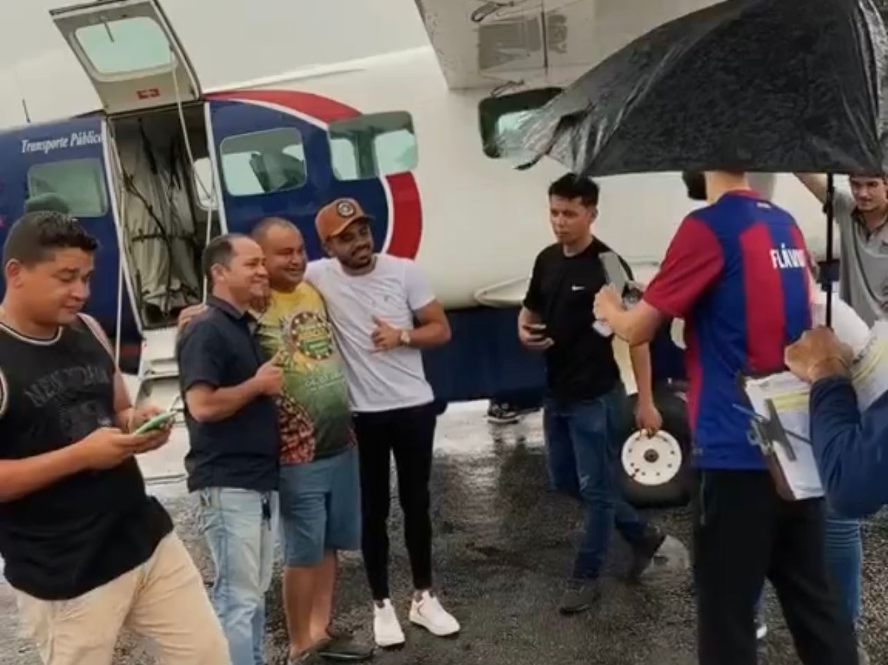 Cantor Evoney Fernandes desembarca em Tarauacá e atende fãs; vídeo