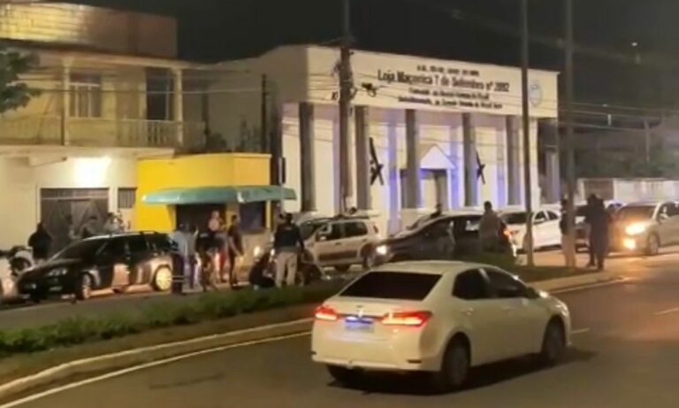 Colisão entre Fiat Uno e moto deixa homem ferido na Avenida Ceará