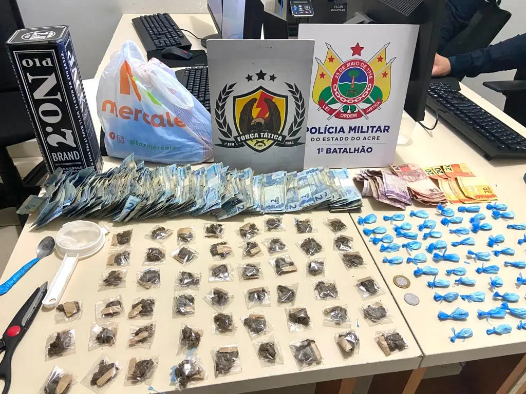 Acusados de tráfico de drogas são presos pela polícia militar em Rio Branco