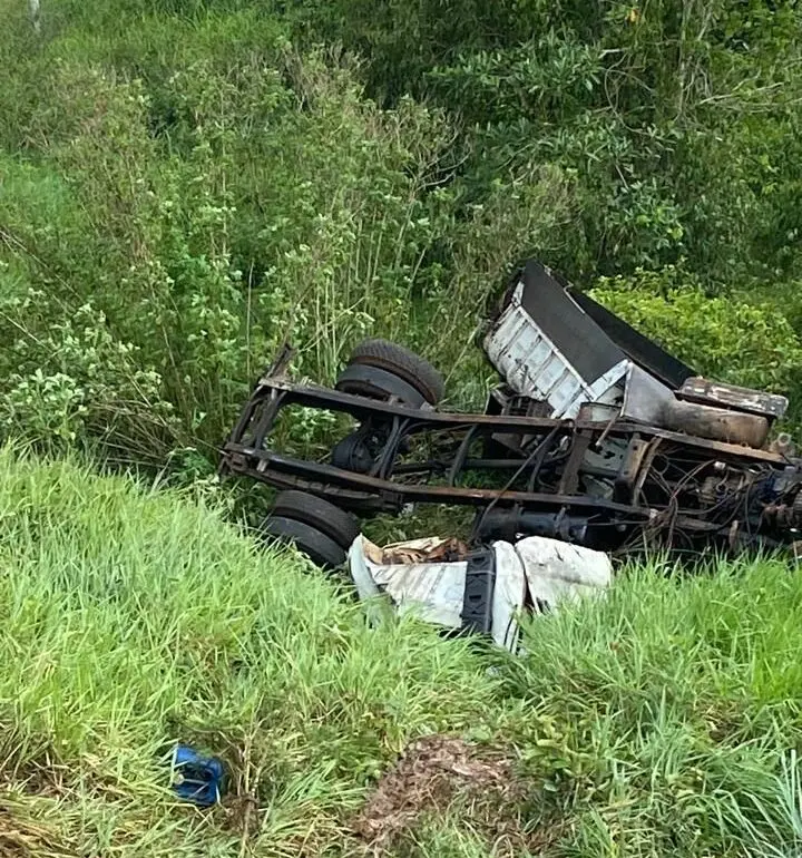 Motorista perde controle e capota caçamba na BR-364; vítima é encaminhada a hospital