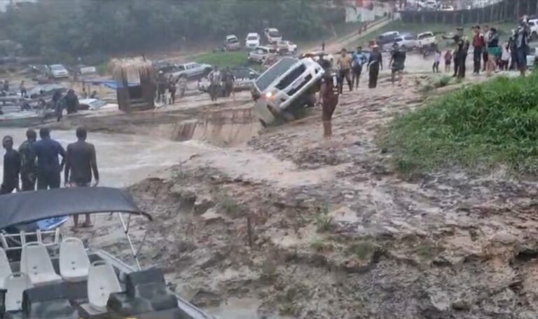 Em Fortaleza do Abunã, caminhonete despenca no rio após desbarrancamento e dono não aparece
