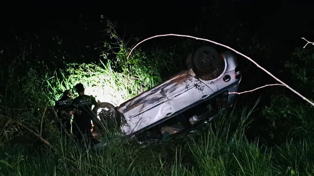 Mulher briga com marido dentro de carro, veículo capota e cai em ribanceira