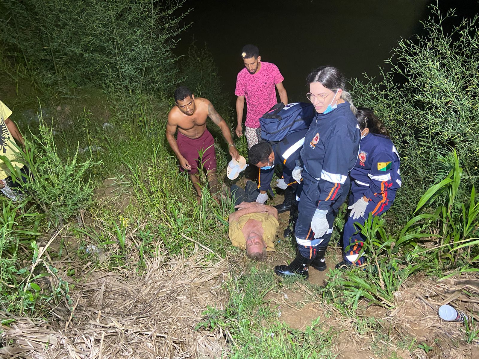 Idoso é resgatado por populares quando se afogava no Rio Acre