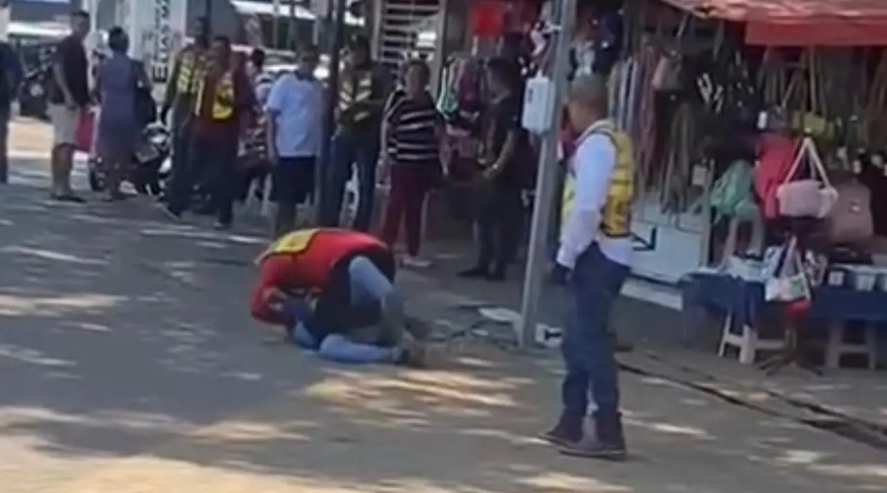 Mototaxistas travam luta corporal no Calçadão do Terminal Urbano de Rio Branco; vídeo