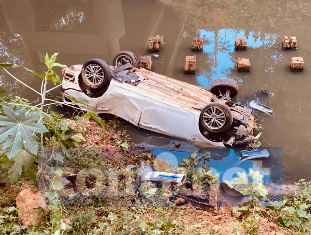 Motorista perde controle de carro que cai no igarapé São Francisco