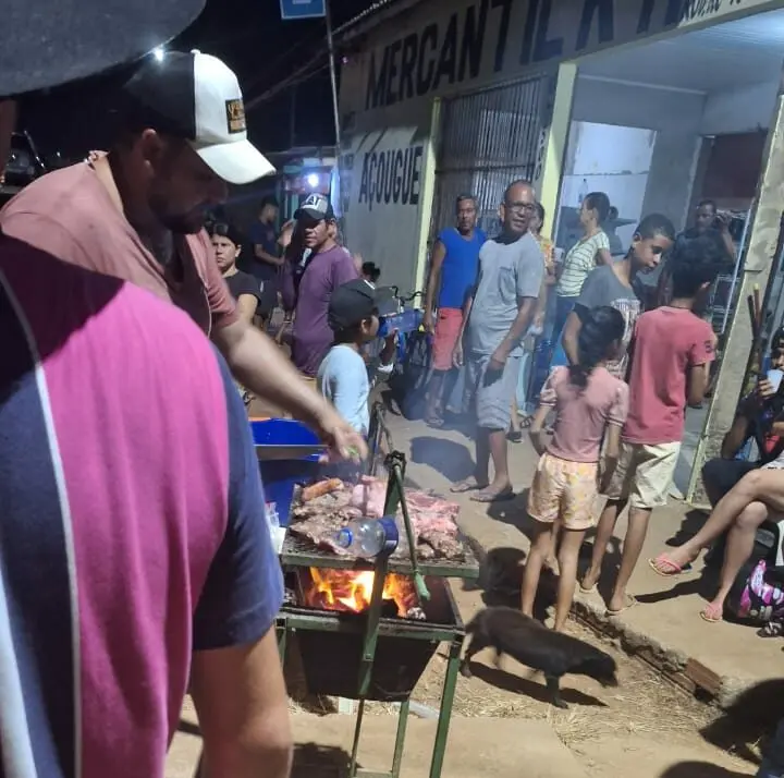 Protesto: AC-40 segue bloqueada e manifestantes preparam churrasco na rodovia