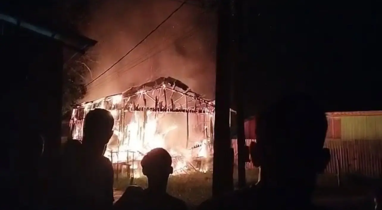 Casa é completamente destruída por incêndio no interior do Acre; vídeo