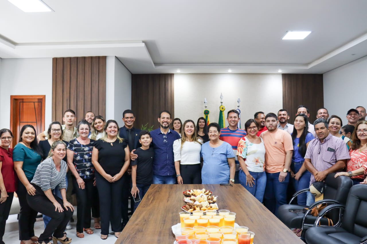 Prefeita Fernanda Hassem empossa jornalista Chiquinho Chaves novo Secretário de Comunicação