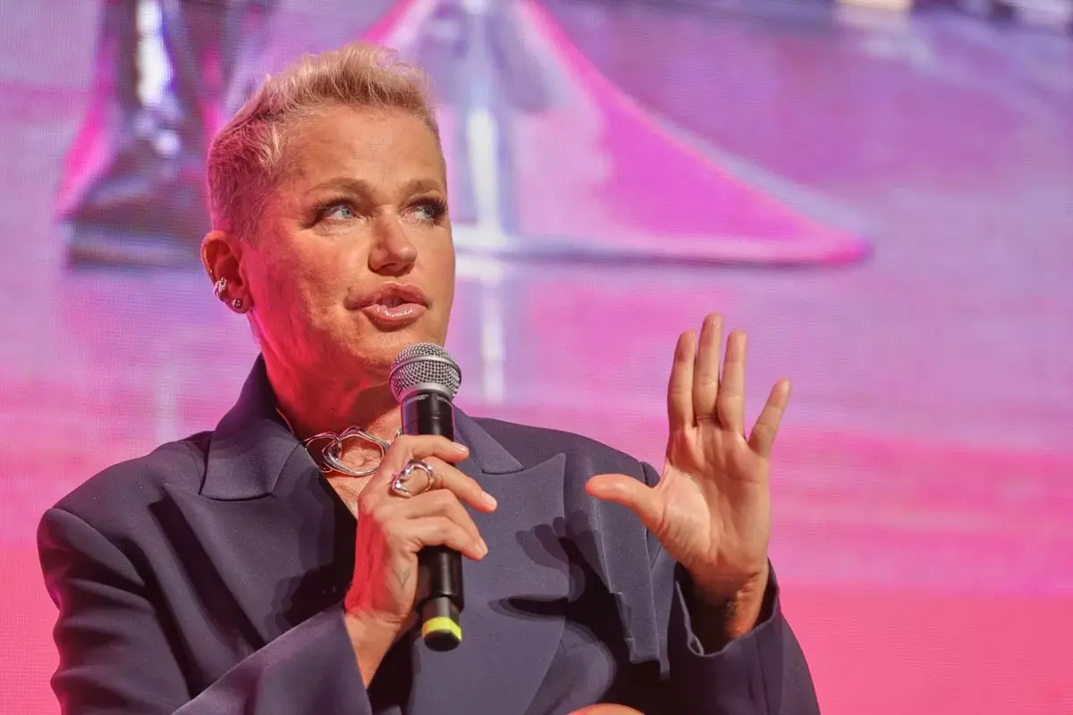 Xuxa deixa mágoa de lado e participa do programa de Silvio Santos