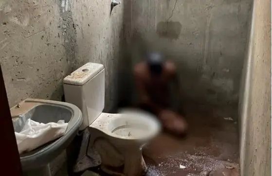 Homem deixa irmão autista em cativeiro e dormindo com o corpo da mãe