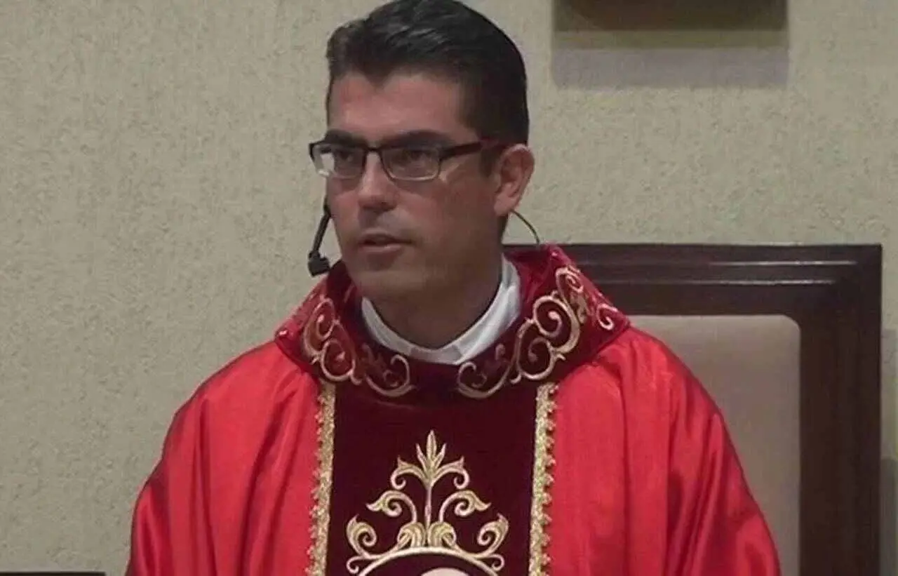 Quem é o padre que pediu dispensa da Igreja após engravidar mulher