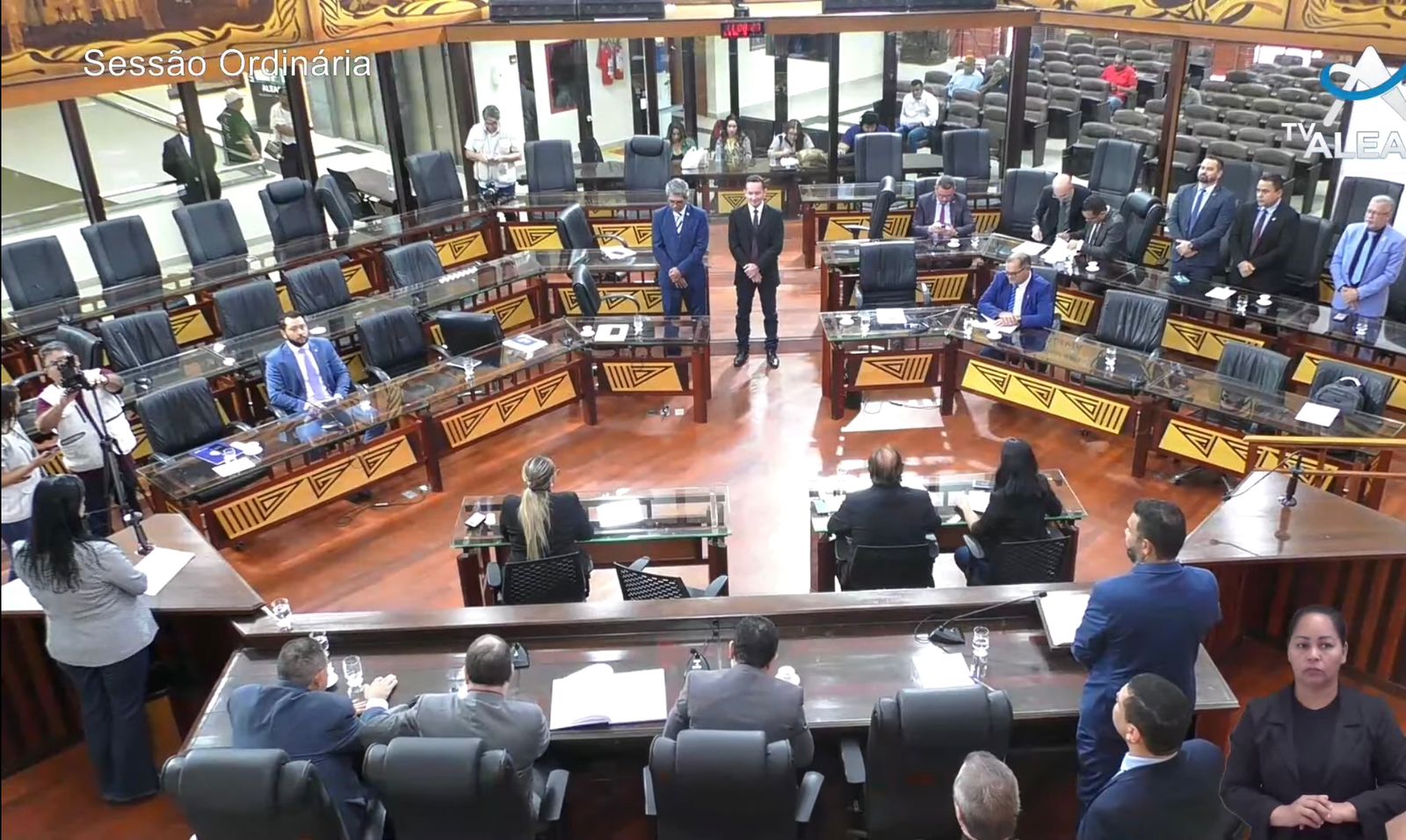 Deputados fazem um minuto de silêncio em luto pelas vítimas de acidente aéreo no Acre