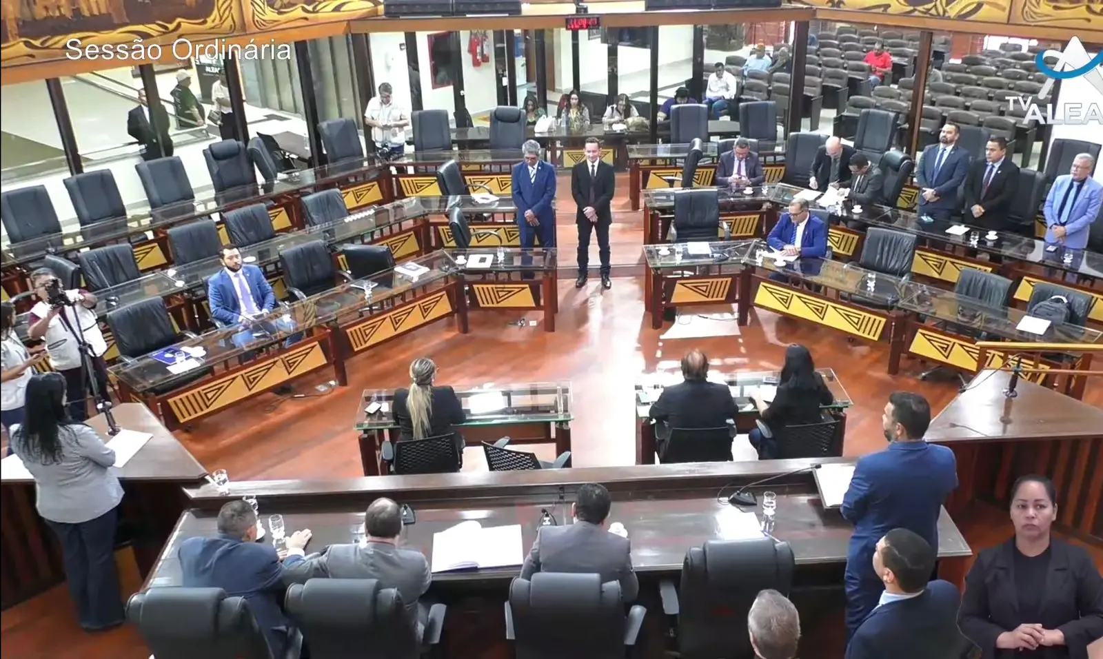 Deputados fazem um minuto de silêncio em luto pelas vítimas de acidente aéreo no Acre