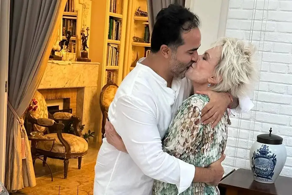 Ana Maria Braga ganha beijo apaixonado do namorado em festa: veja