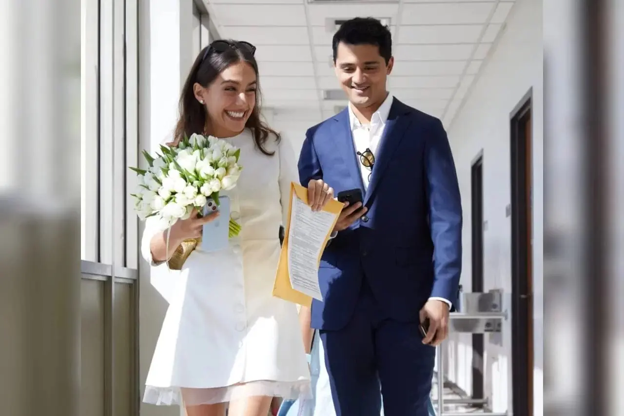 Quem é o herdeiro de indianos que casou com a filha de Carolina Ferraz