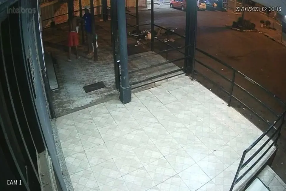 Vídeo: homem vê namorada em carro de amigo e coloca fogo em loja