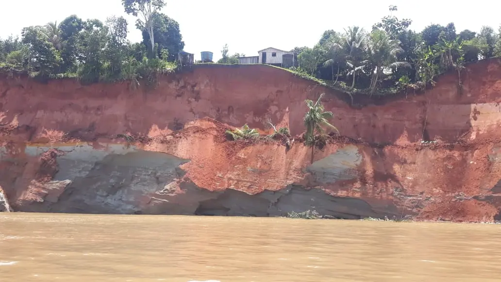 Desabamento deixa feridos, mata criança e destrói 40 casas no Amazonas