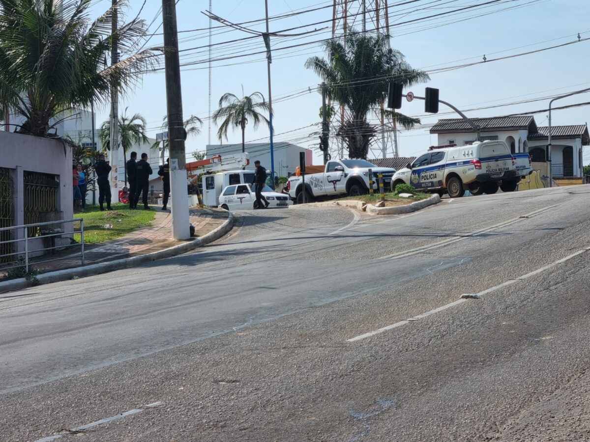 Durante perseguição, viatura da polícia bate de frente com outro carro em avenida no Acre