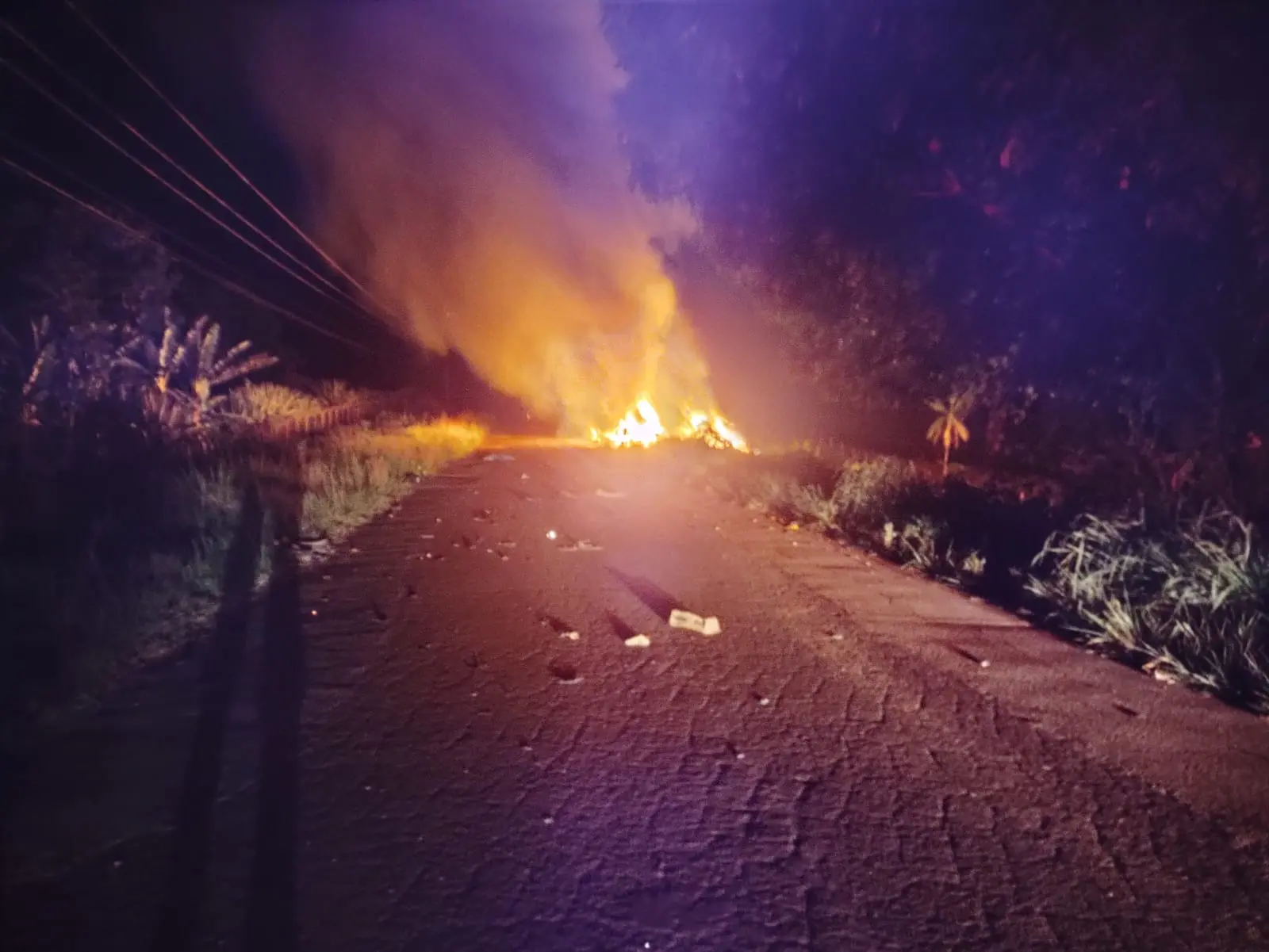 Vídeo mostra incêndio causado por explosão em acidente que matou motociclista no Acre; VEJA