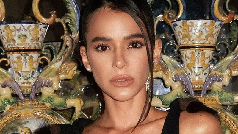Sem sutiã, Bruna Marquezine deixa decote no limite com vestido caríssimo: “Esculpida”