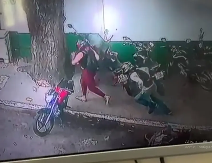 VÍDEO: assaltante que tentava roubar moto de mulher é preso após ser perseguido por policial