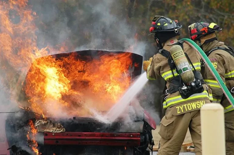 Bombeiros fazem alerta sobre objetos deixados em carros que podem causar incêndios com o calor