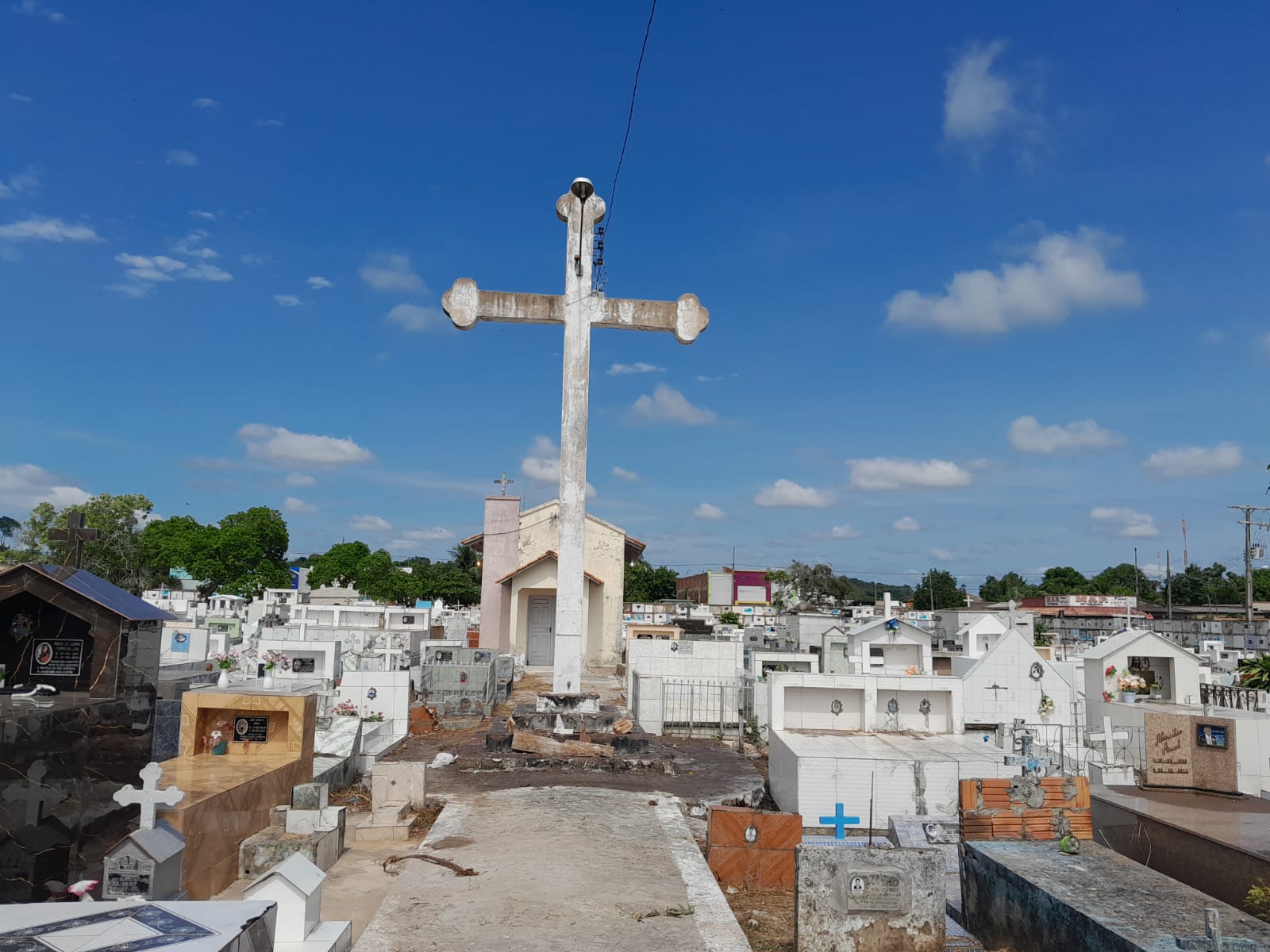 Dia de finados: em Sena Madureira, Semsur realiza limpeza no cemitério São João Batista