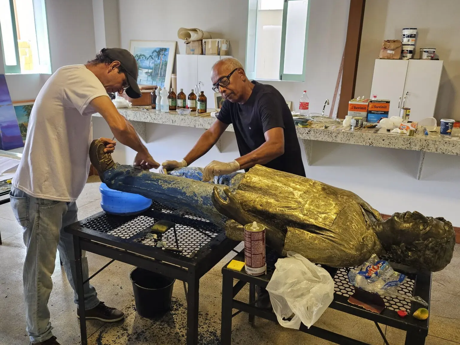 Fundação de Cultura restaura estátua de Chico Mendes localizada na praça Povos da Floresta