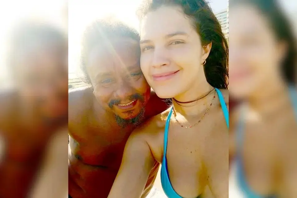 Chico César está namorando estudante 30 anos mais jovem