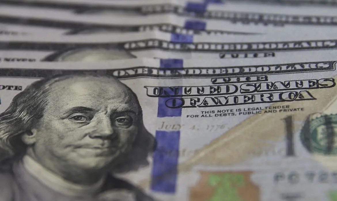 Dólar cai para R$ 5,03 e fecha no menor valor do mês