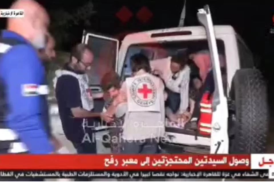 Veja imagens das reféns liberadas pelo Hamas nesta segunda-feira